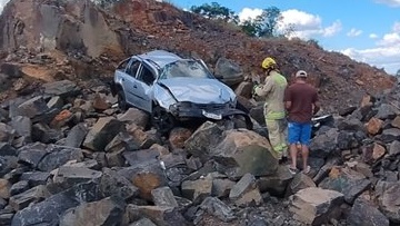 Motorista fica ferido após automóvel sair da pista na PR-180