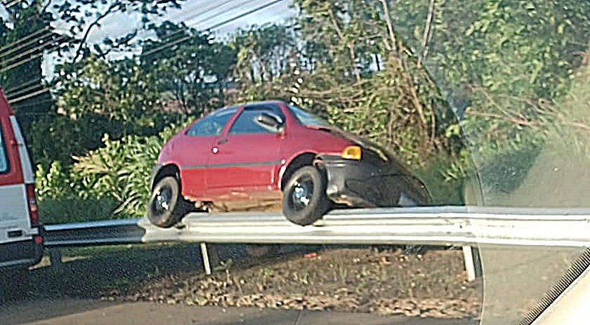 Após se envolver em acidente, automóvel vai parar em cima do guard rail