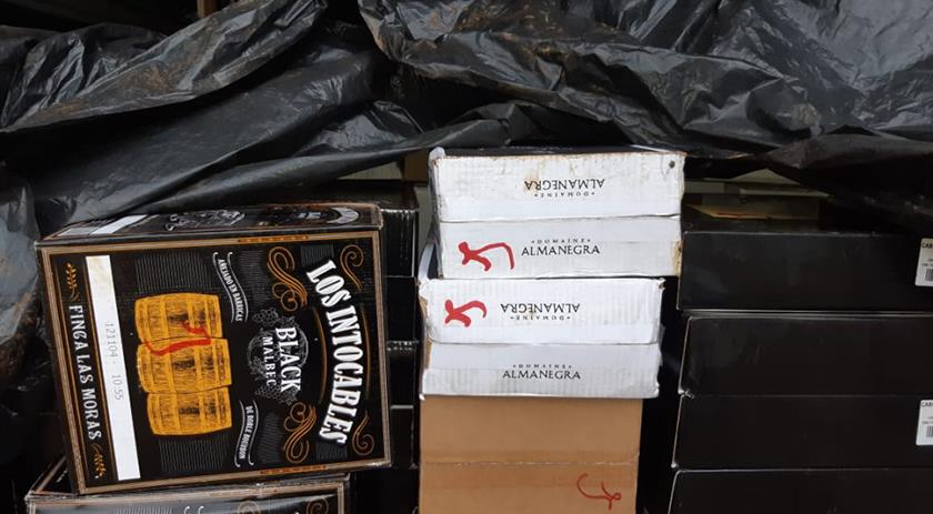 Cinco mil garrafas de vinho importadas irregularmente são apreendidas na BR-282 em Chapecó