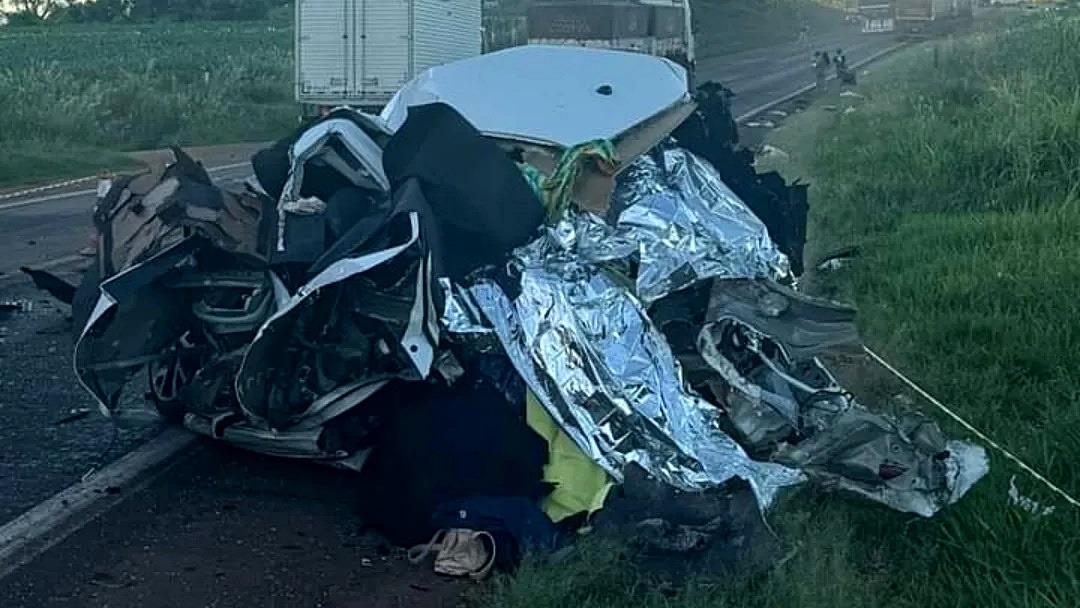 Quatro pessoas perdem a vida em colisão envolvendo um carro e dois caminhões na PR 182