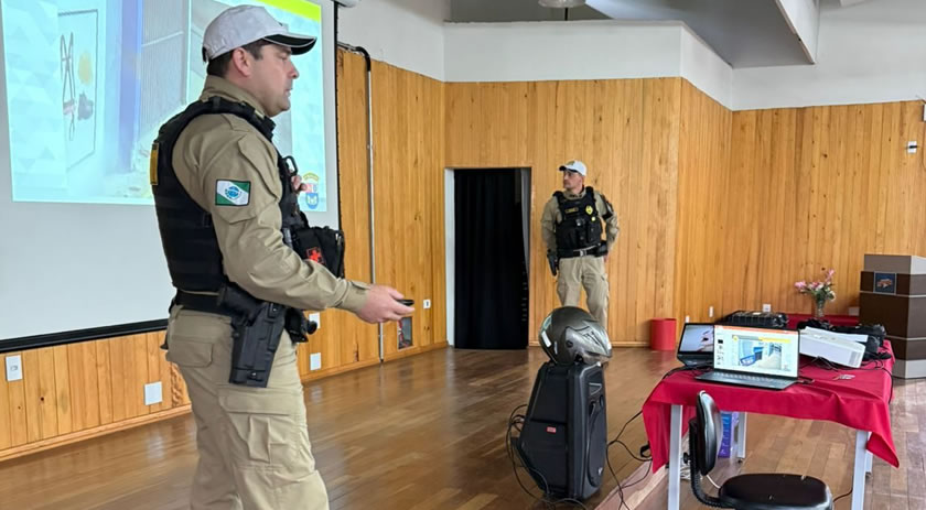 Mais de 200 alunos do Colégio Mario de Andrade recebem instruções do projeto Jovem no Trânsito