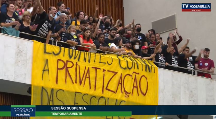 Manifestantes invadem Alep e votação contra terceirização de escolas é suspensa