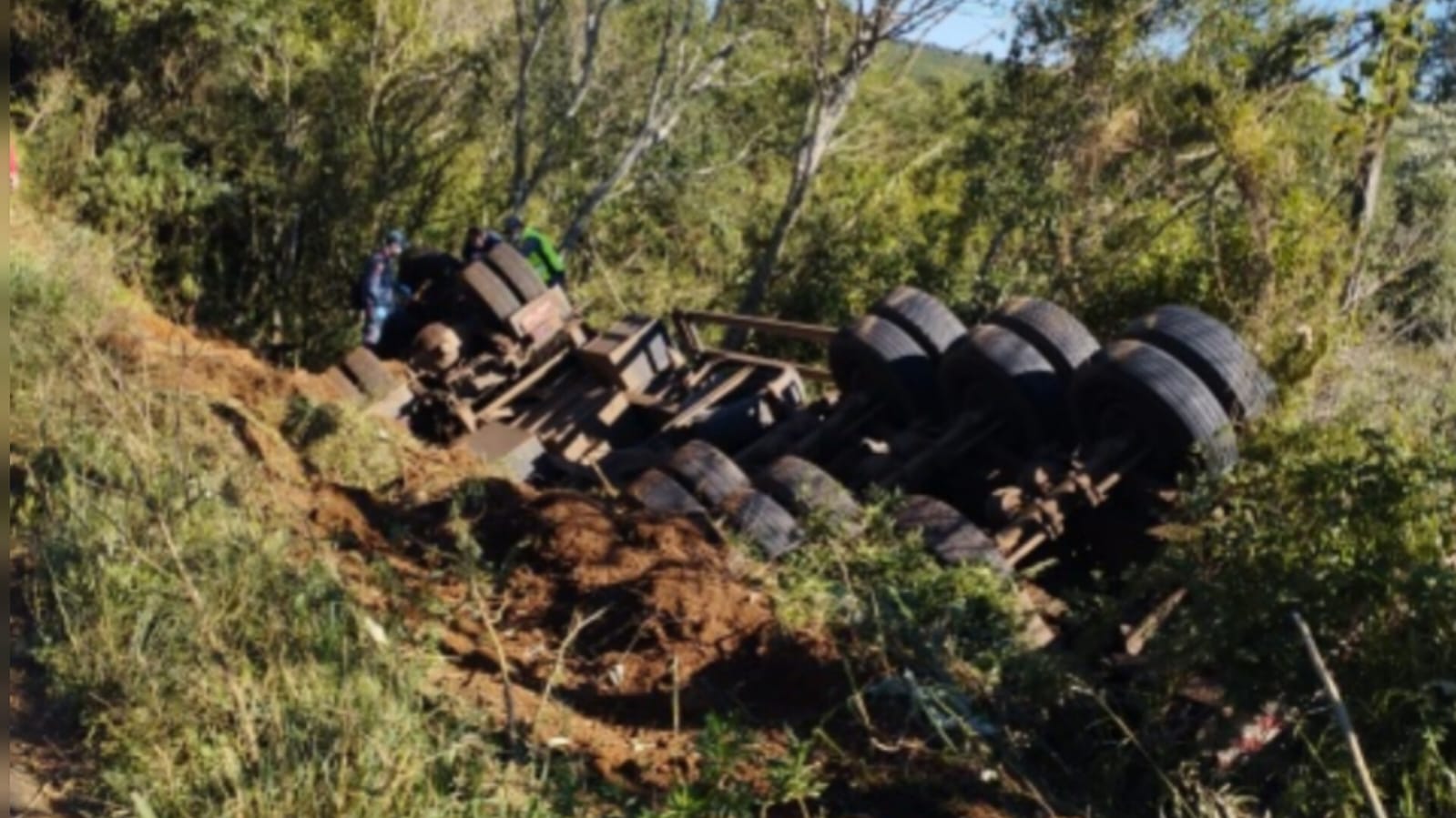 Caminhão carreta tomba na SC 161 em Palma Sola