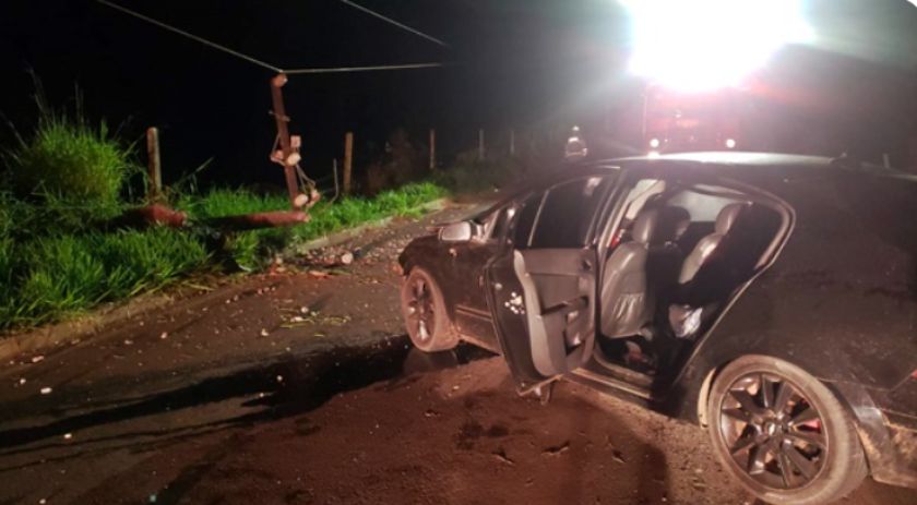 Carro é abandonado na rua após condutor bater em poste