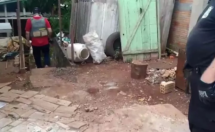 Ossada humana é enterrada em fossa no quintal de casa no Paraná