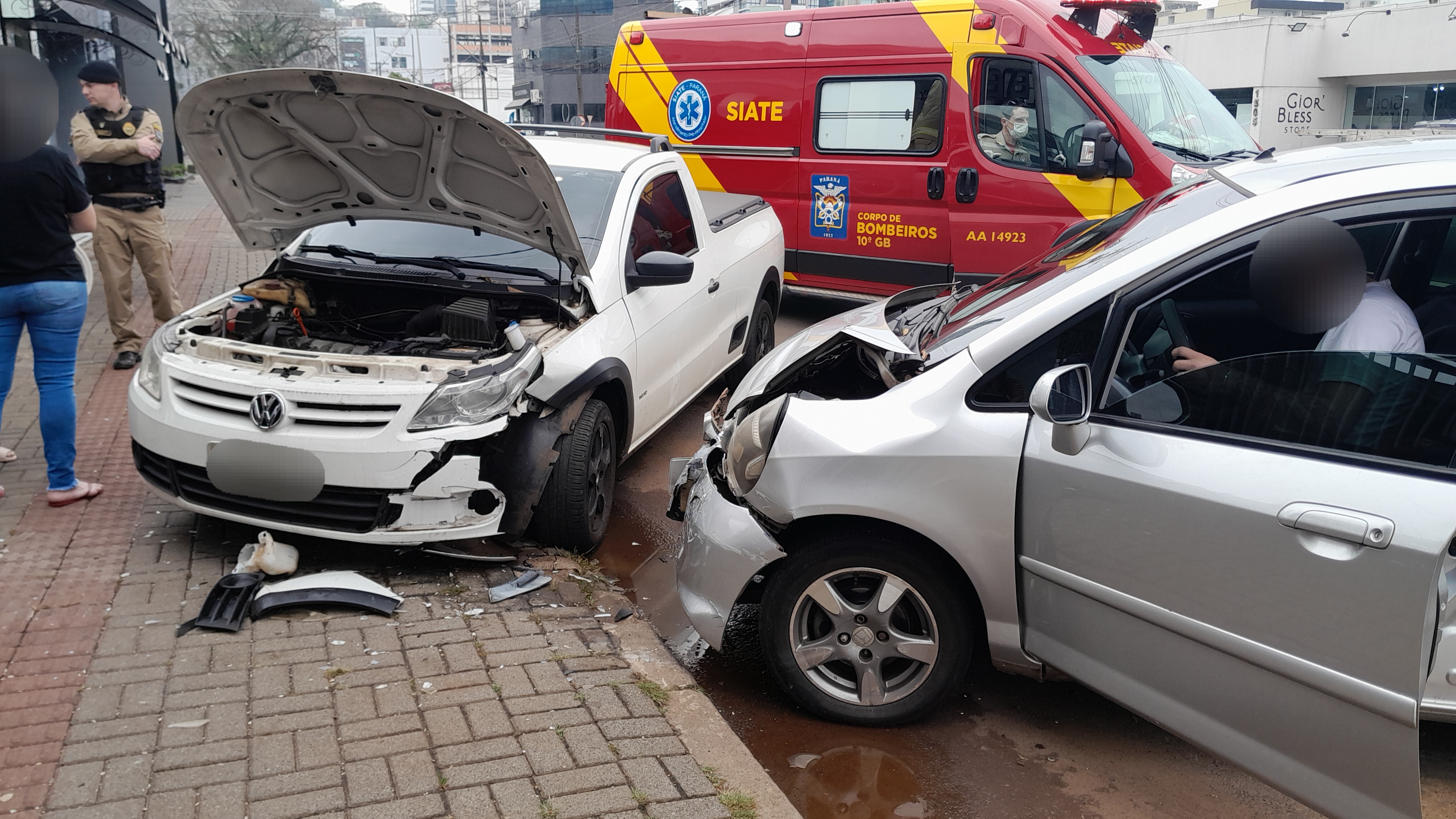 Menino fica ferido após ser atropelado na Avenida União da Vitória; Automóvel ainda colidiu em outro veículo estacionado