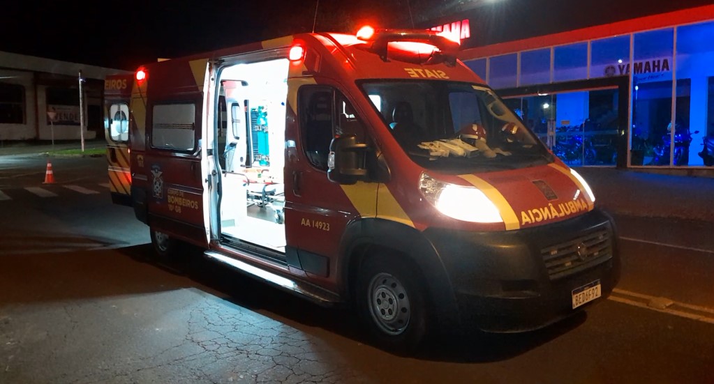 Motociclista fica ferido em colisão com caminhonete