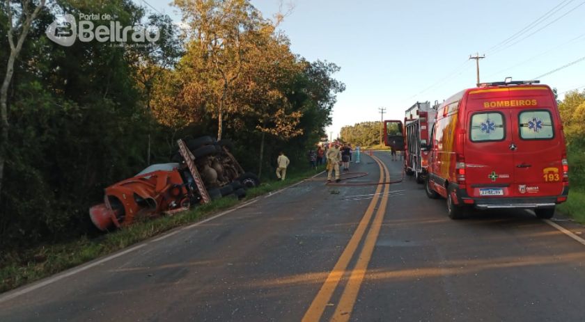 Para evitar colisão frontal, motorista sai da pista e acaba tombando caminhão, na PR 566