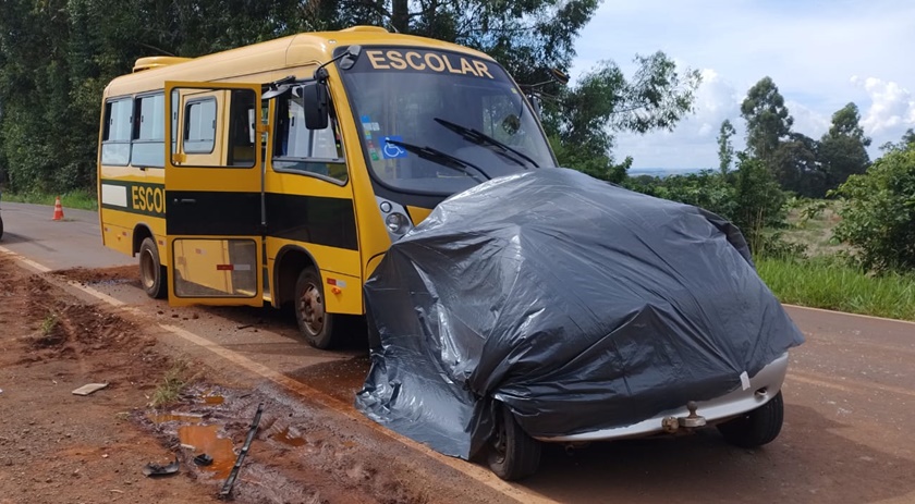 Vítimas fatais de acidente envolvendo carro e ônibus escolar são identificadas