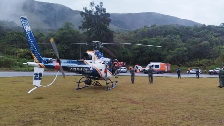 Helicóptero dos bombeiros cai e deixa seis mortos; aeronave realizava buscas por um monomotor que caiu em MG