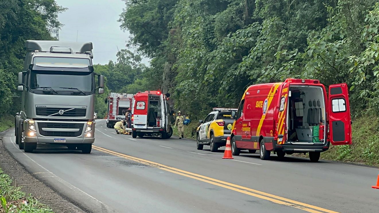 Rodado de caminhão se solta, atinge motocicleta e deixa pai e filho feridos na PR 483