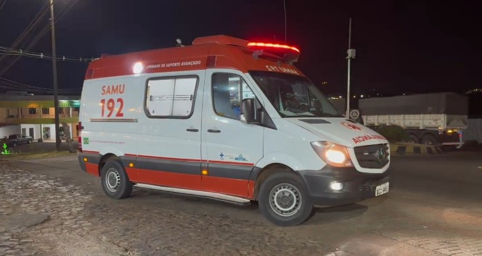 Motociclista fica ferido em colisão com caminhonete