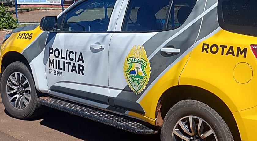 Homem é preso roubando a bateria de um caminhão