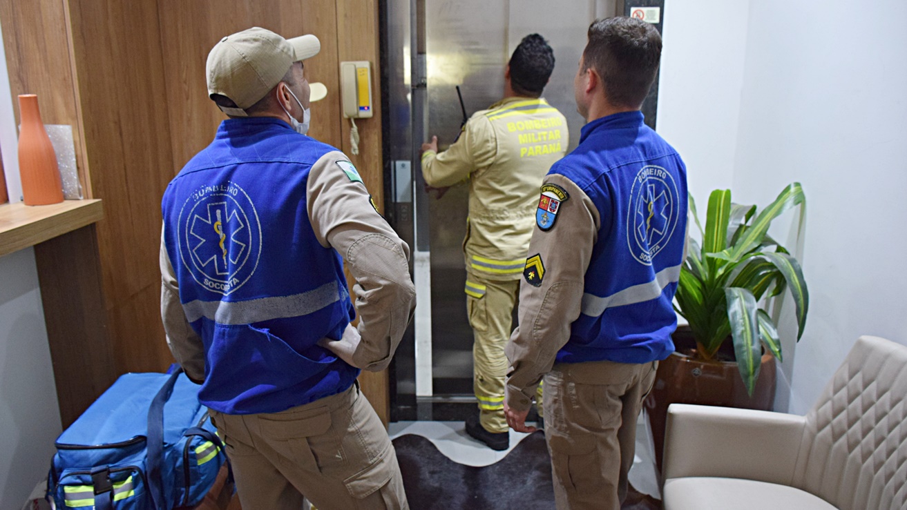Elevador trava e idosa fica presa em edifício