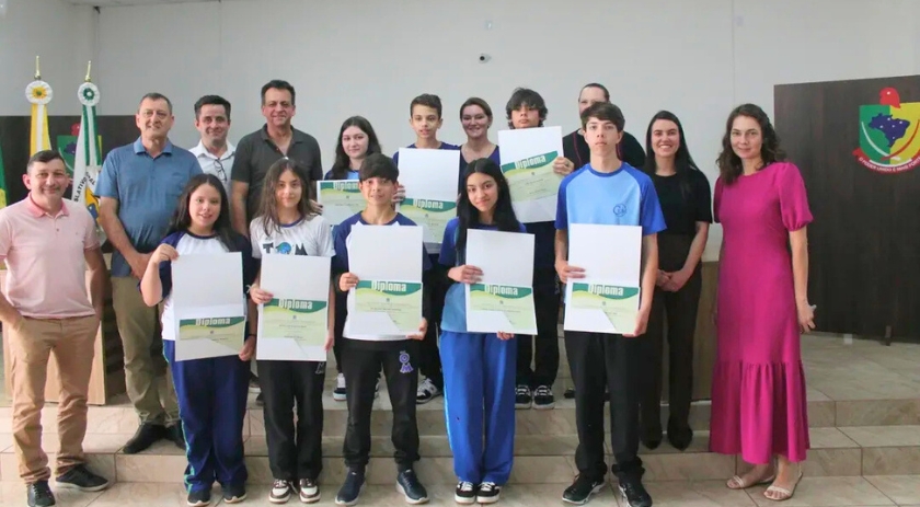 Prefeito participa da posse do Parlamento Jovem