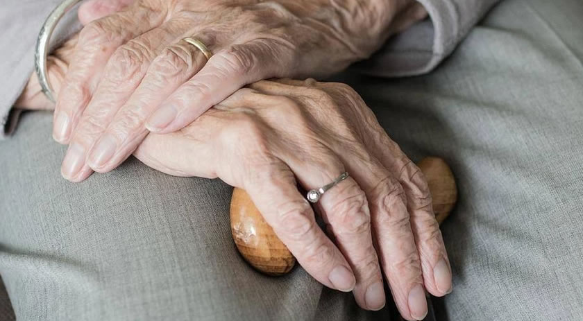 Homem se passa por religioso entra em casa, agride e furta dinheiro de idosa