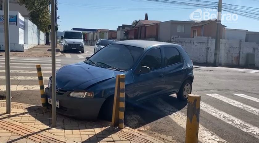 Acidente entre carro e caminhão é registrado na Tenente Camargo