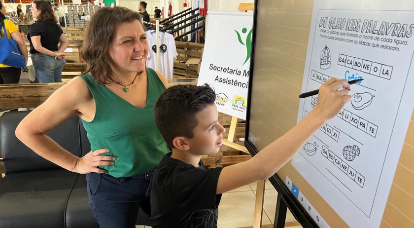 Lousas ditais levam inovação e tecnologia para escolas e CMEI’s