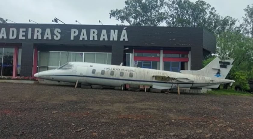Avião da Força Aérea chama a atenção de quem passa BR 163