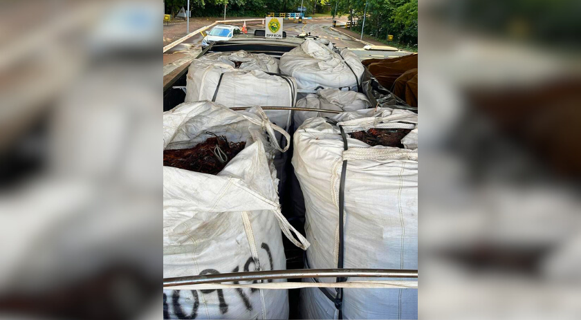 Polícia apreende caminhão com 14 toneladas de cobre em ação conjunta na fronteira