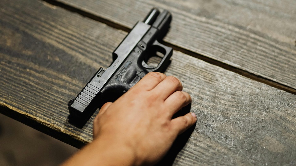 Professor é afastado após mostrar arma aos alunos na sala de aula