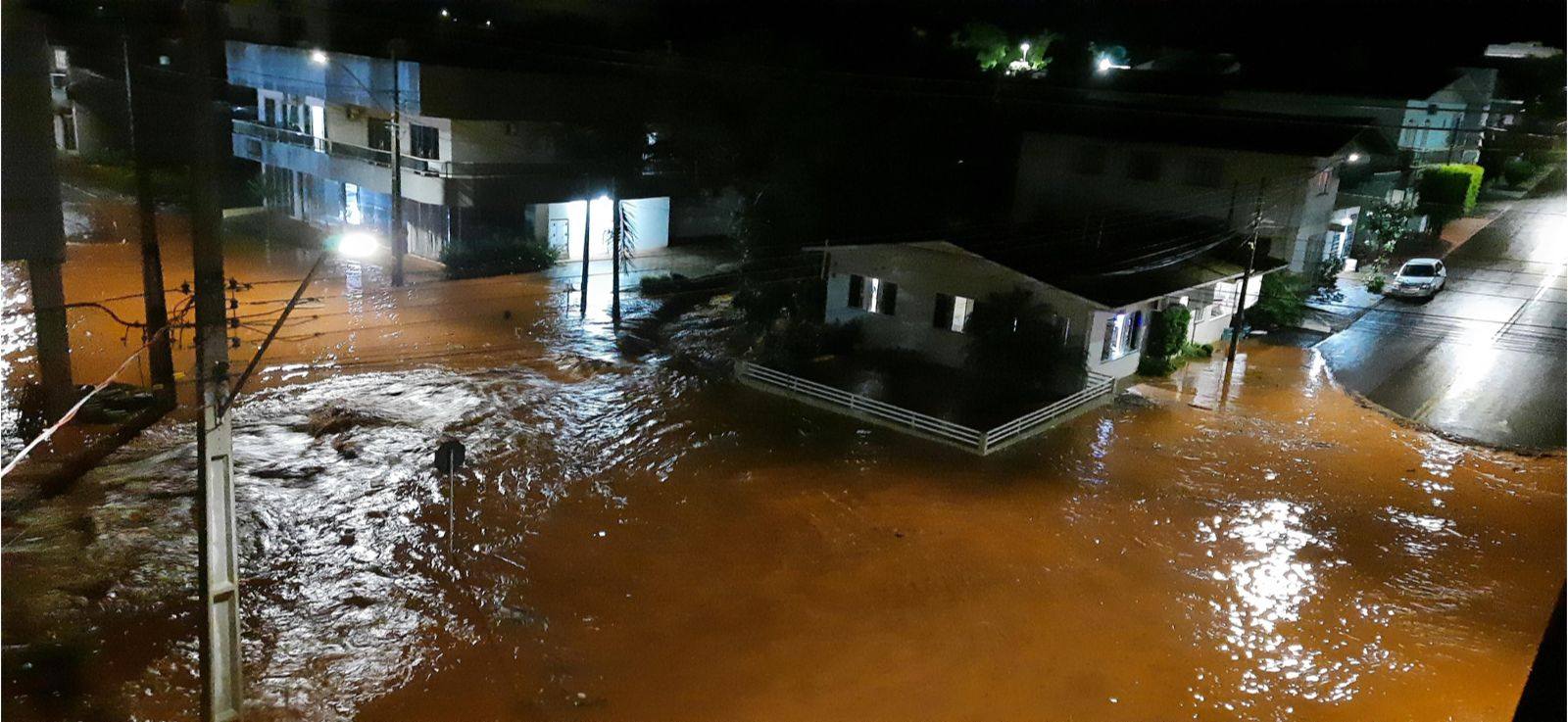 Chuva forte provoca alagamentos no centro da cidade 