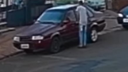 Câmera de segurança flagra homem furtando veículo, em Dois Vizinhos