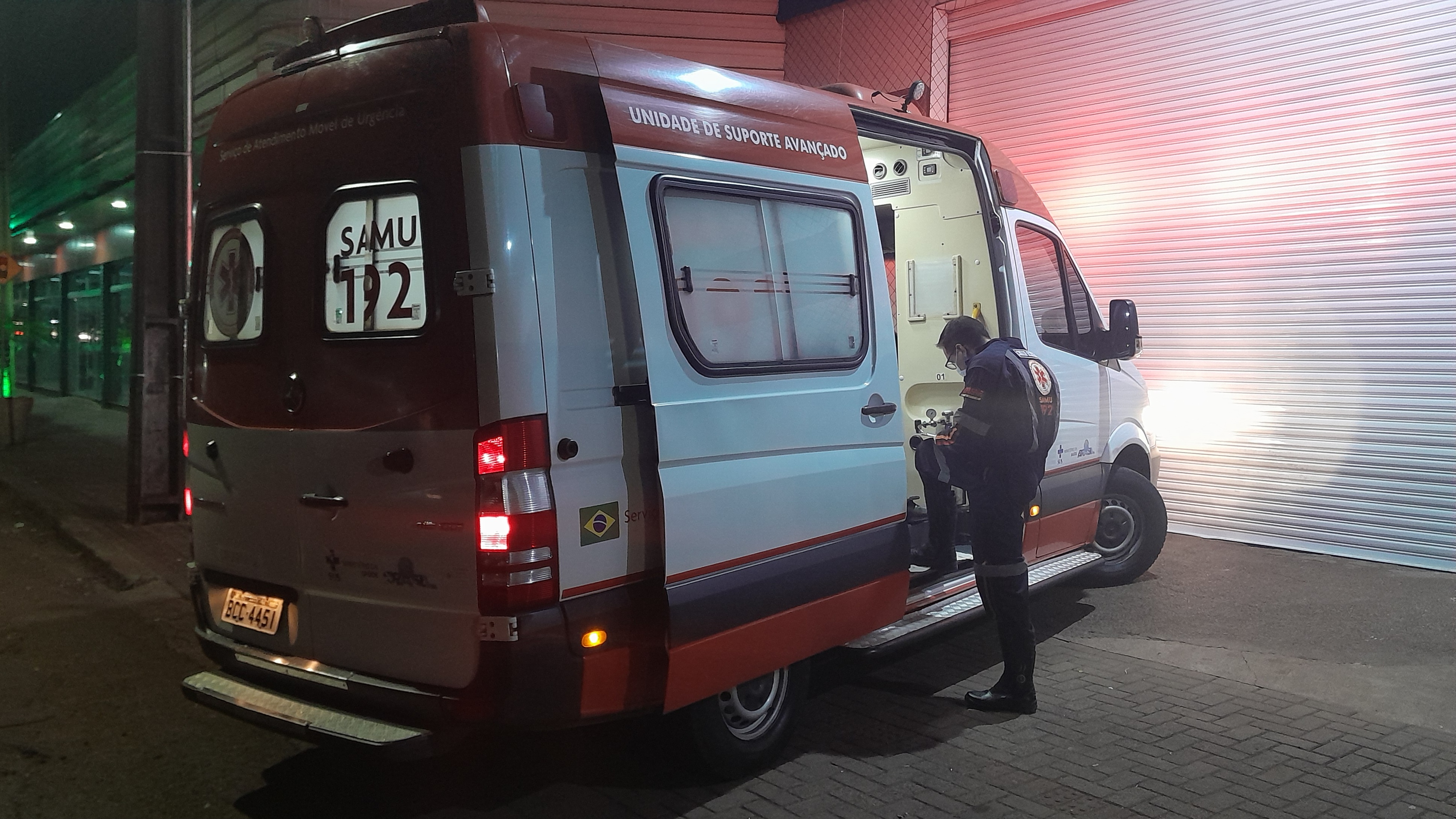 Motocicleta é fechada por automóvel que foge após causar acidente