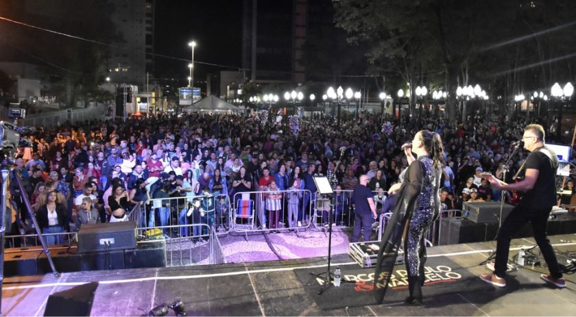 Show do trabalhador leva multidão ao Calçadão