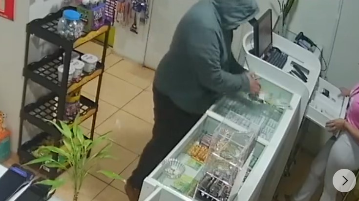 Farmácia é alvo de assalto no centro da cidade