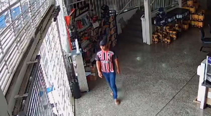 Câmeras flagram suspeito furtando moto no pátio de empresa