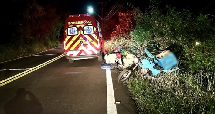 Motoboy sofre ferimentos graves em colisão entre motocicleta e carro