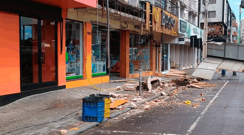 Parte da platibanda desaba e interdita trânsito no Centro