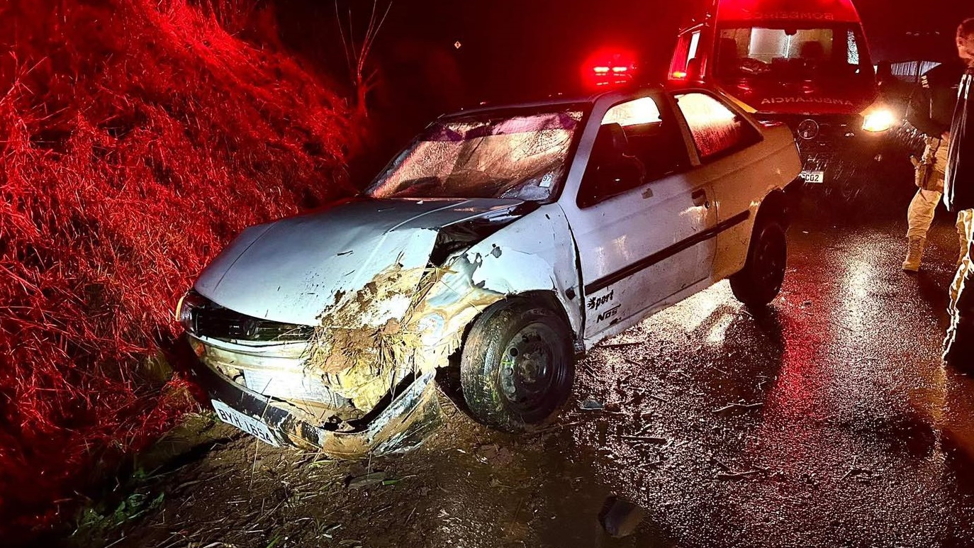 Veículo bate em barranco e é abandonado na PR-562, em Coronel Vivida