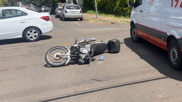 Motociclista fica ferido após colisão com Toyota Corolla