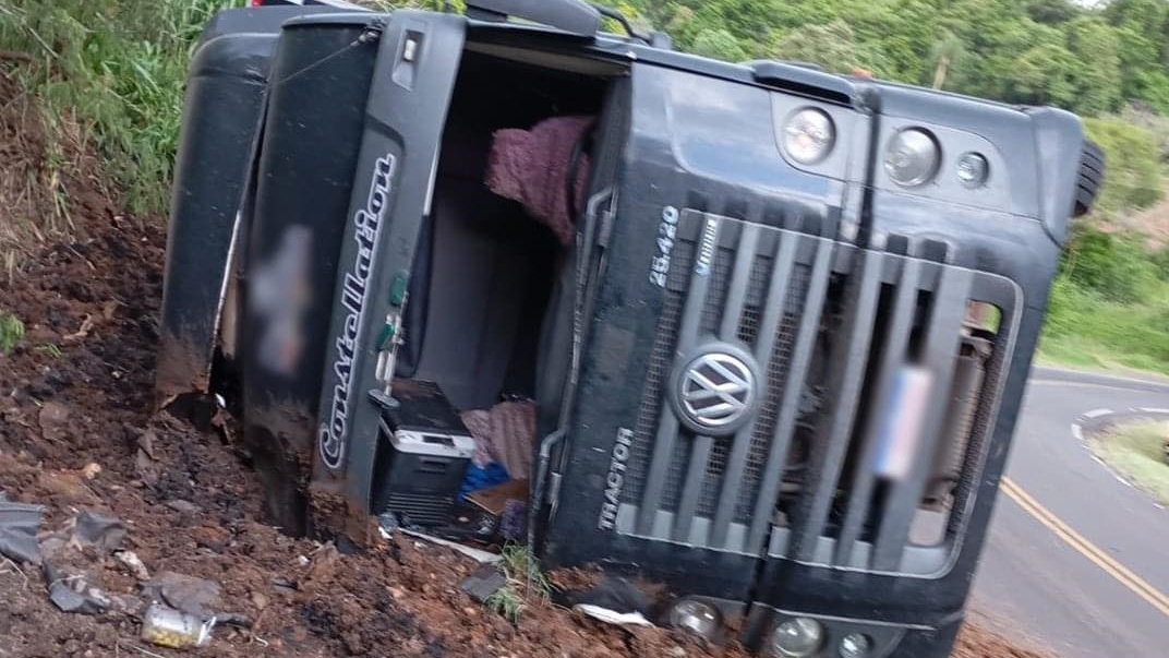 Após tombamento de caminhão, motorista é ejetado em Santo Antonio do Sudoeste