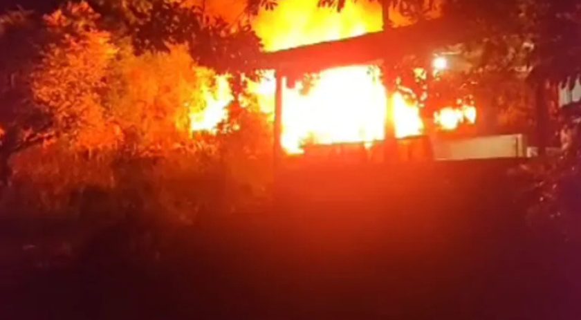 Casa é destruída por incêndio em Salto do Lontra