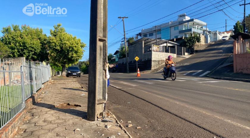 Motociclista tem ferimentos graves após bater em poste