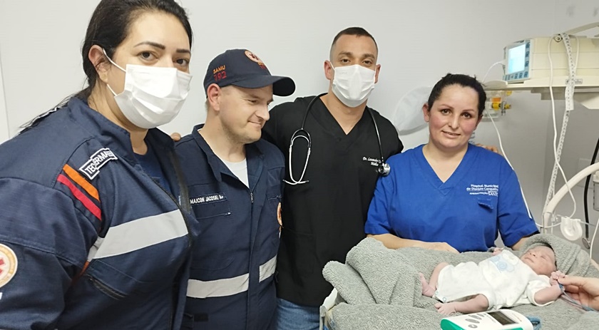 Gestante dá a luz de forma prematura em ambulância do SAMU durante transferência