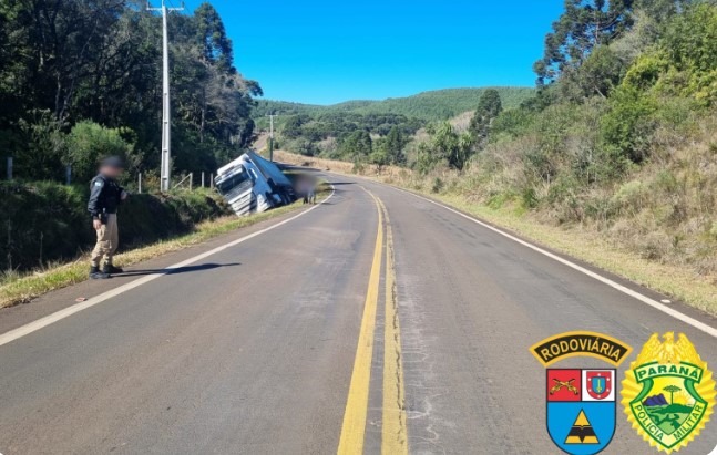 Condutor dorme ao volante e tomba caminhão na PR-449