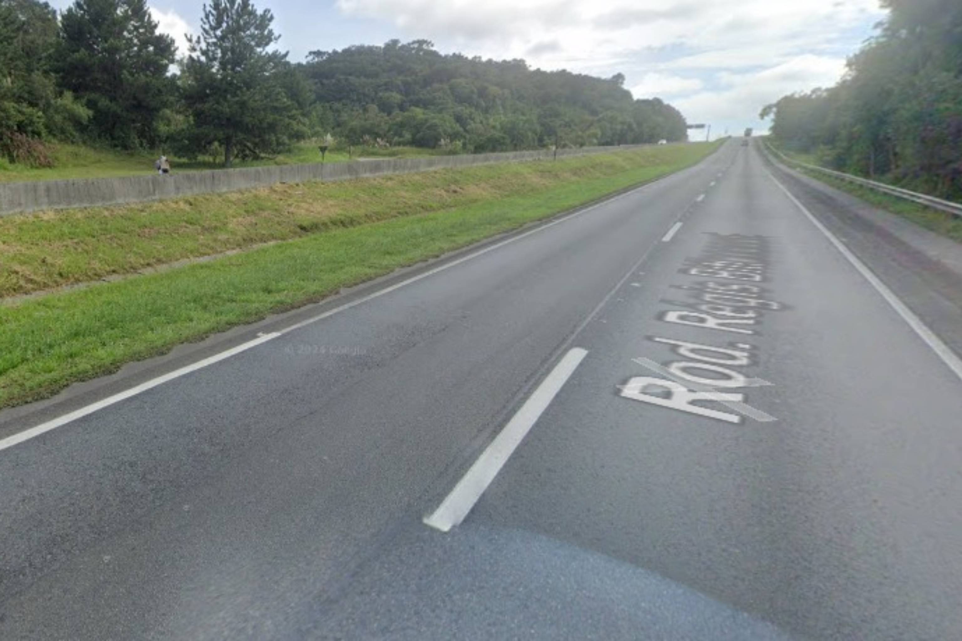 Motorista para no acostamento para trocar pneu e é atingido por rodado de caminhão que passava na rodovia, no Paraná