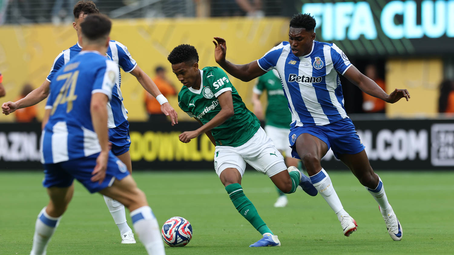 Palmeiras pressiona até o fim, mas fica no empate com o Porto