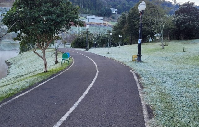 Paraná terá pelo menos mais duas ondas de frio e geadas neste mês