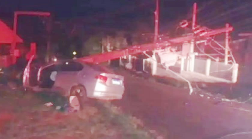 Motorista fica ferido após perder o controle e colidir veículo contra poste