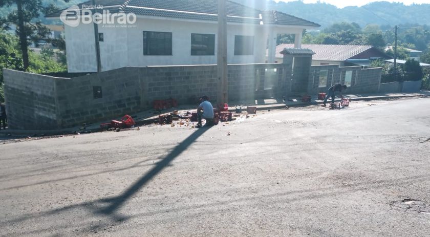 Carga de "Velho Barreiro" cai de caminhão em Francisco Beltrão