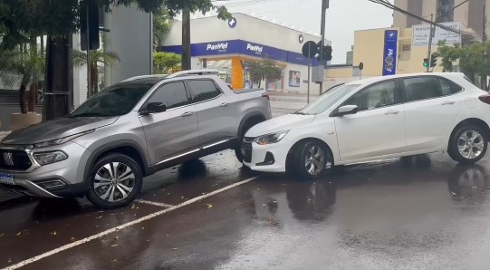 Mulher perde o controle de veículo e colide com caminhonete no Centro