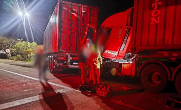Colisão traseira deixa motorista preso às ferragens na PRC-280 