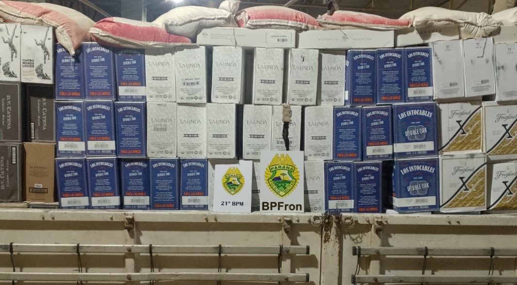 Carreta carregada com vinhos, papel seda e ração é apreendida em ação conjunta na fronteira