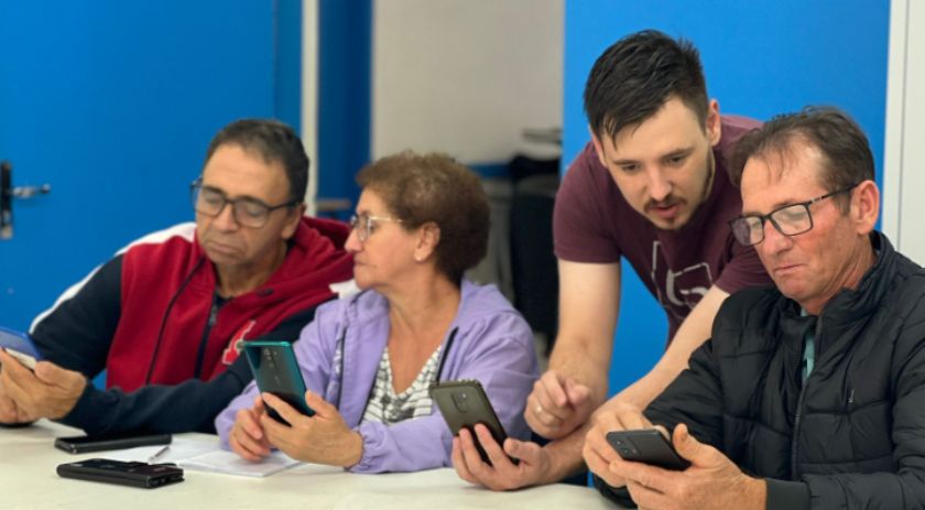 Idosos de Beltrão são contemplados com inclusão digital