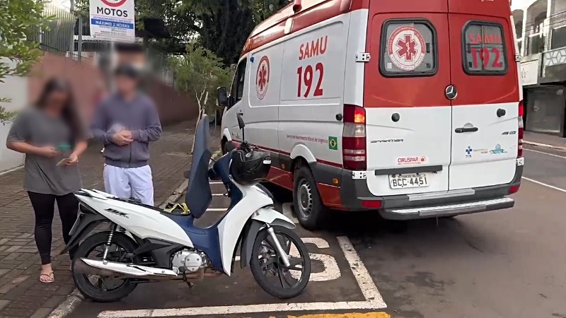 Colisão entre carro e moto deixa uma pessoa ferida